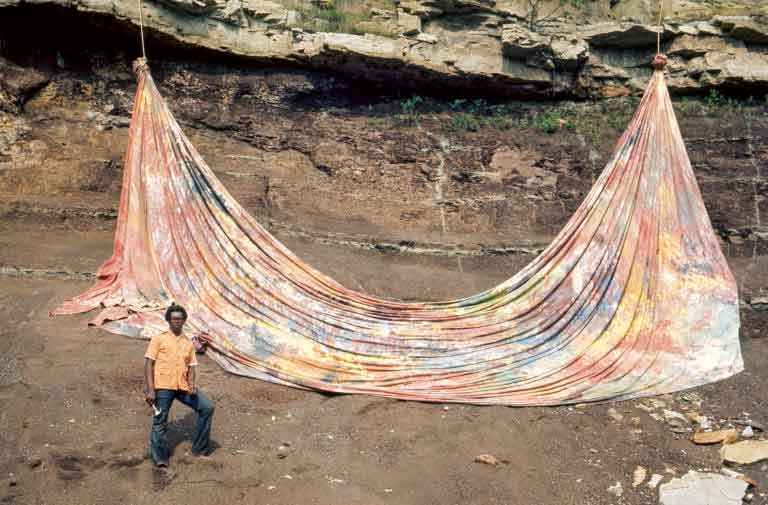 Gilliam creates Custom Road Slide (1977) a series of four- teen ephemeral outdoor ‘constructions’ of fabric, wood, shale and pigment, placed along 400 yards of roadway lining the Niagara Gorge.
